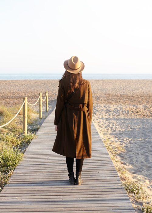 Rear view of fashionable girl with loose dark hair standing alone on boardwalk heading to the sea. Unrecognizable young female in hat and coat came to ocean to clear head while facing stress at work SSUCv3H4sIAAAAAAAEAJ2RTW7DIBCF95V6B4u1LREbY9KrRF1gmLijOKYCnCqKfPfwY0usu+N9Mw/mDa/Pj6oio3SoyFf1iiponOfVeSs9miVgWu8cNHpjUc4RRralCnFe+tWBi1fsSEkPU+jNcPcf71yyro5CKgZHKBFSF8ytY2IH2up/O/Ph+4giJ1jUMw1cBLEwg8xBLrmV3P482HsZ7YEaTKHlqtEUKR9GyTkauuLmX4sKl6mwGf8DttxYWLm5F2AxPk2yByM6rDTKU3fqOGNiEJxRJnrWk+MbjLqhLmdFHR2U9kJch2vD2/PQsKHTzZnrvgHeagqsFUDHsKntDXs9UlgOAgAA